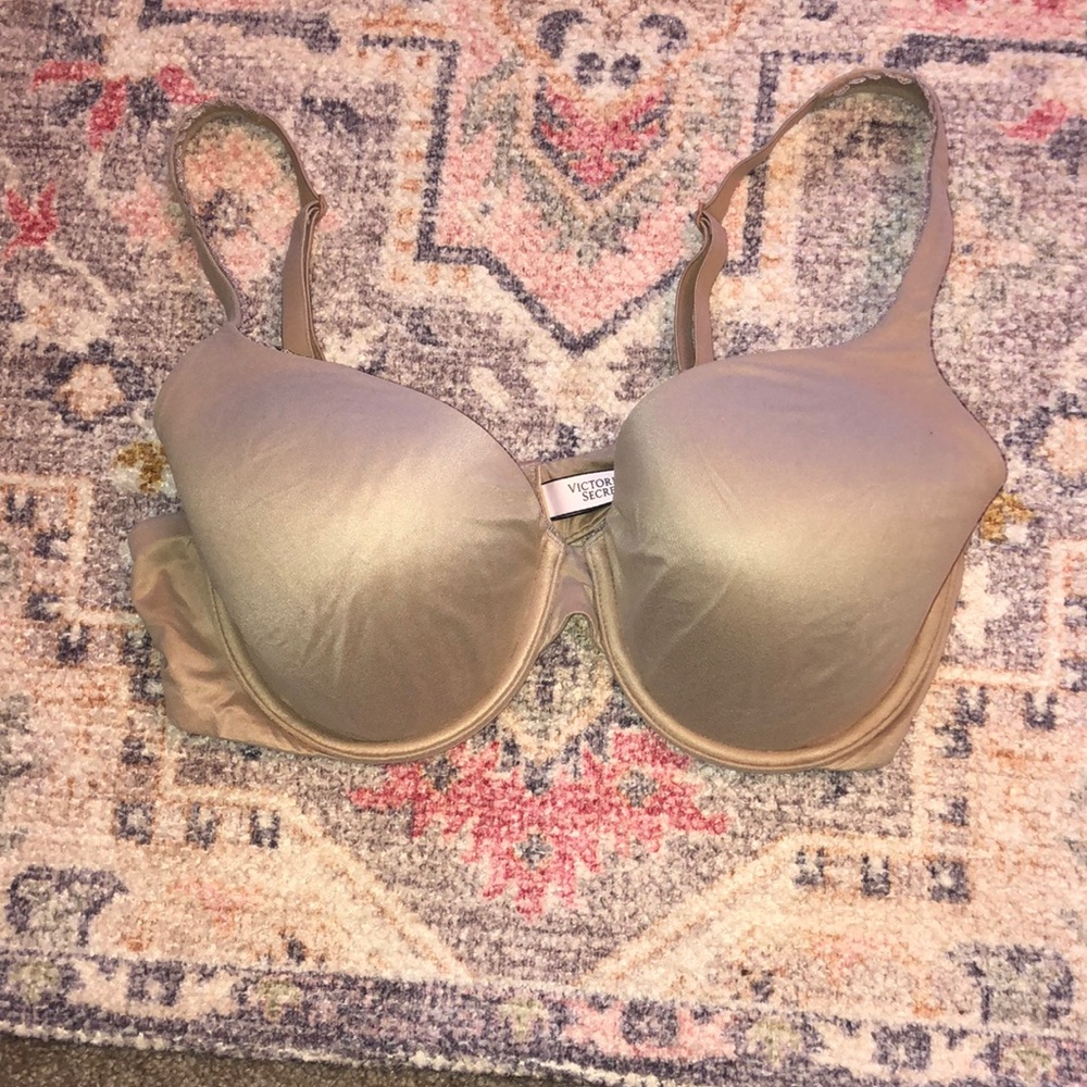 Victoria’s Secret bra - 34D. Great condition - very comfortable